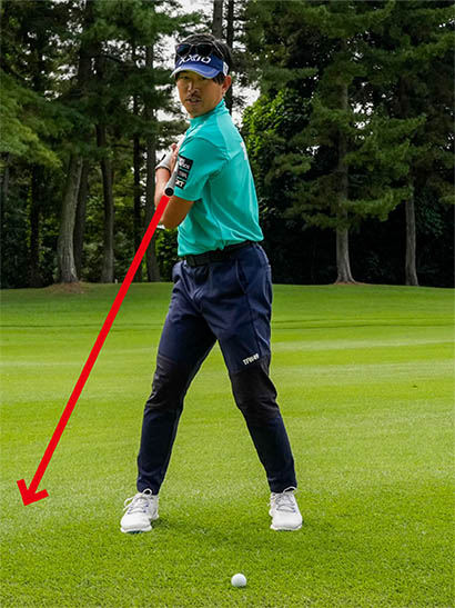 クラブの先端がボールの右側を指すまで体幹を絞る。ストレッチ効果は抜群だ。
