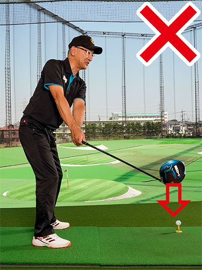 シャットに上げようとしてフェースが真下を指すのも間違った動きだ。