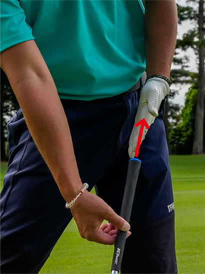 インパクトでグリップエンドが左の股関節を指すのがハンドファーストの基本形だ。