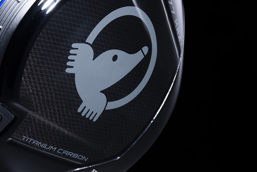 カーボンソールの表面にメッシュ状に広がっているのがチタン繊維。