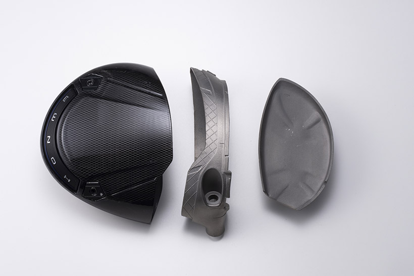 フェース側にはチタンフレーム（写真中央）をつけることで、上下方向の余計なたわみを抑制。