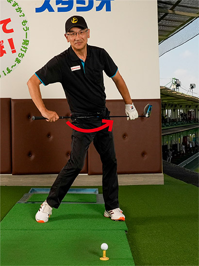 左腕が伸びるようにするにはインパクトで腰の回転を止めないのが大事なポイント。