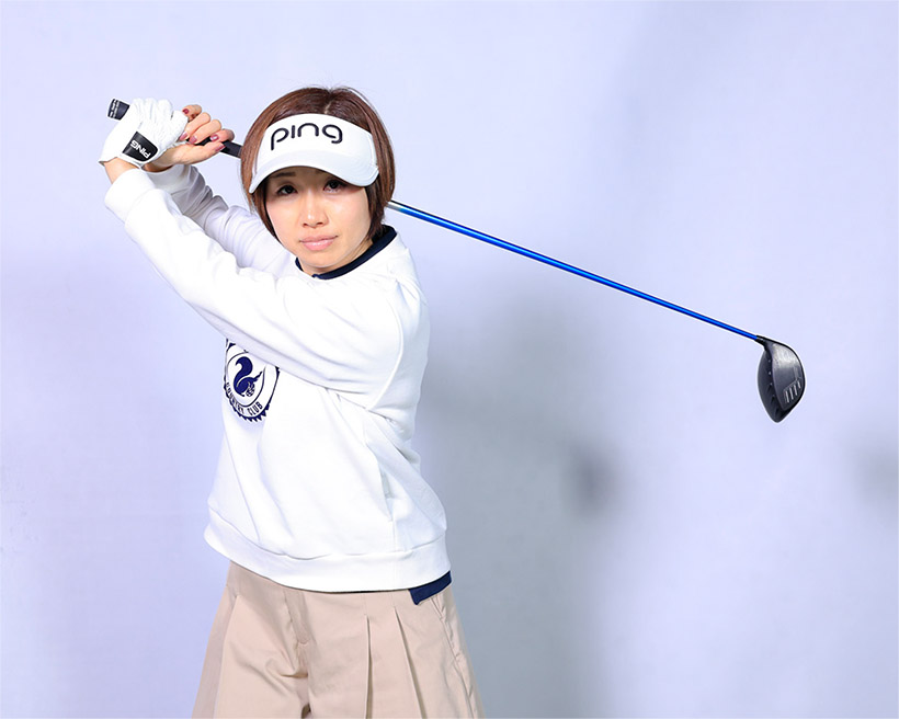 体の回転を主体にしてゆっくりバックスイングしたら右ワキが空いていないかチェック。写真のようにワキが空いて右ヒジが外を向いてはいけない。