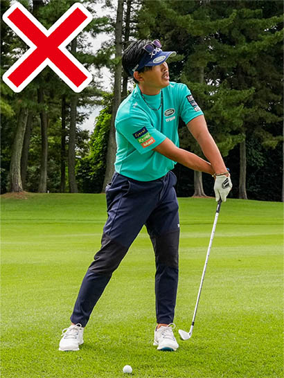 インパクト後に上体が流れてはクロスハンドドリルの意味がないので注意。