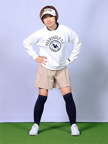 切り返しは腰の回転から。これができると結果的にダウンスイングでグリップエンドがボールを指す格好になる。