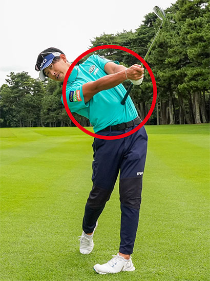 フォロースルーまでカラダと手の距離を変えないことが重要なポイントだ。