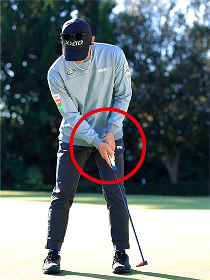 親指をグリップの真上に載せて握ることで方向感覚を出しやすい。