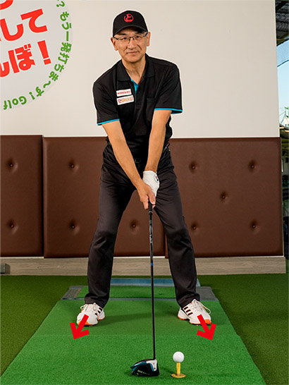 シニア世代のゴルファーは両ツマ先とも軽く開いて「逆ハの字」に構えよう。