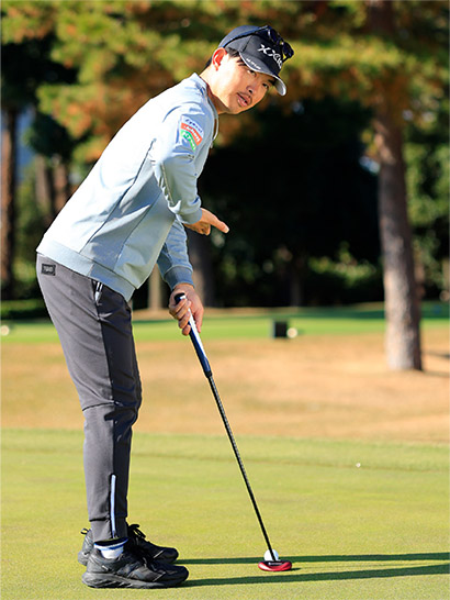 両ヒジの高さが揃えば両ヒジや両肩をスクエアにセットでき、ストローク軌道が安定する。