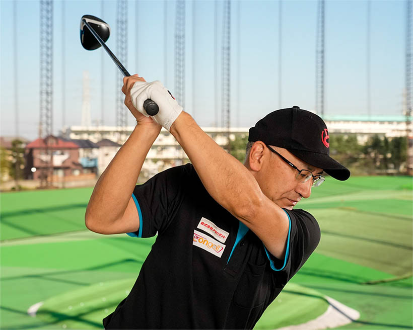 左ヒジを軽く曲げて余裕を持たせても、トップでカラダの張りを感じられるようにすることが大事。