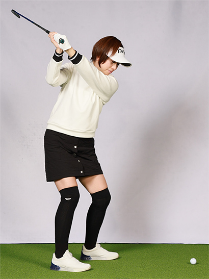 アドレスで右足を後ろに引きクローズに立つとバックスイングで体が回りやすくなる。