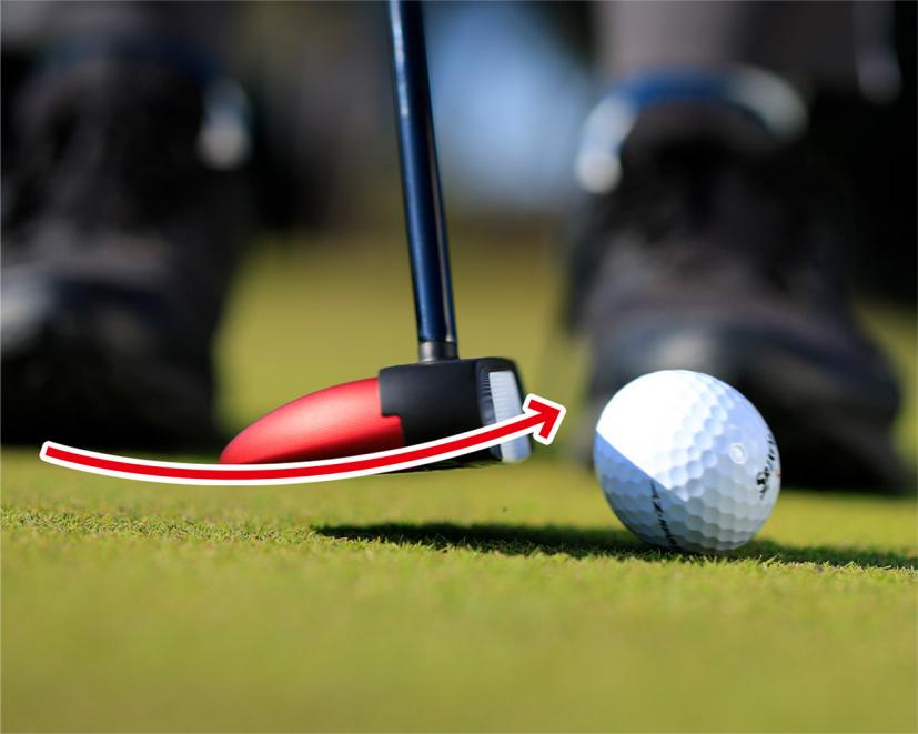 ややアッパー軌道にとらえやすい位置にボールをセットするのが合理的。